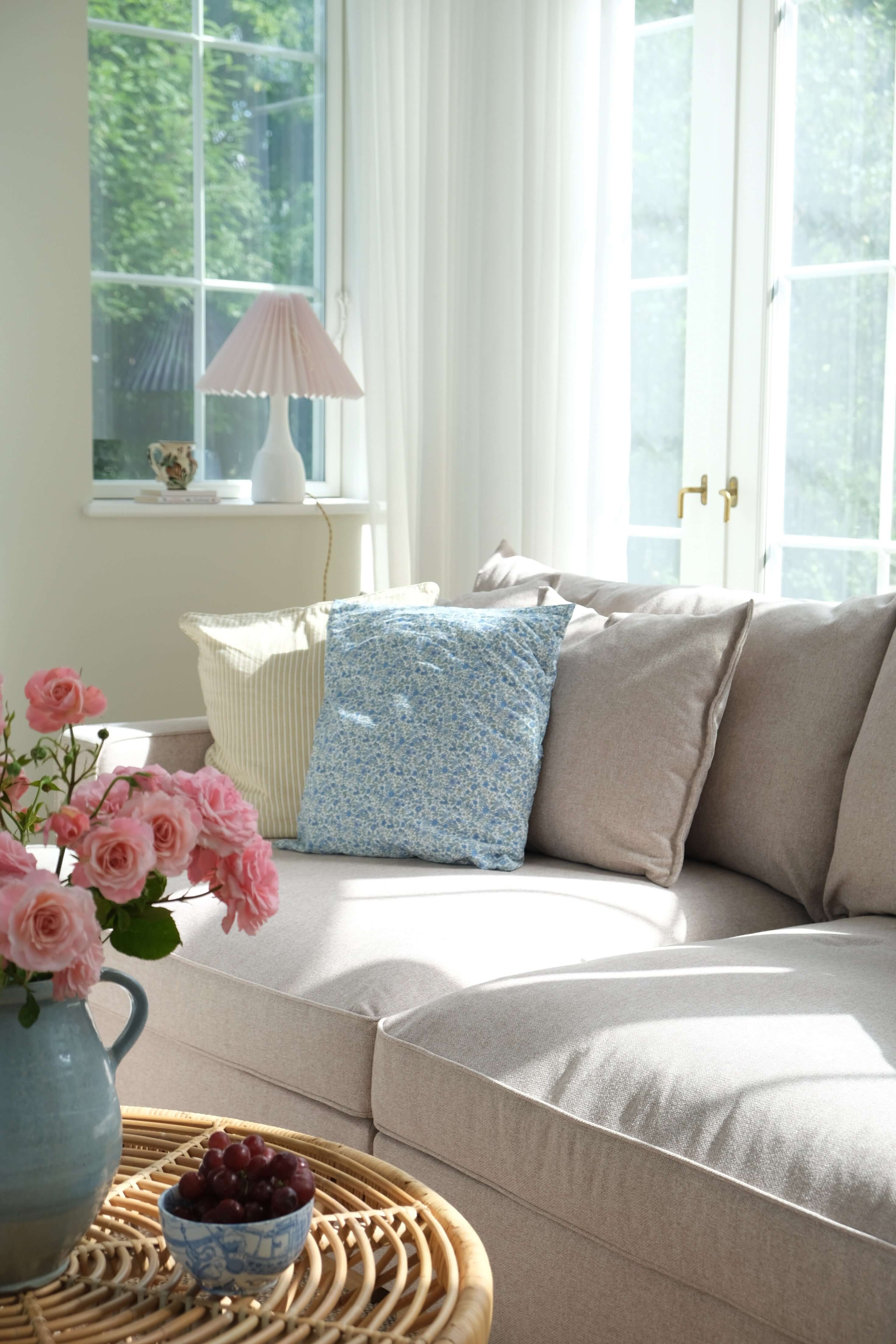 Sofa styling – leg med puder og plaider for et personligt præg