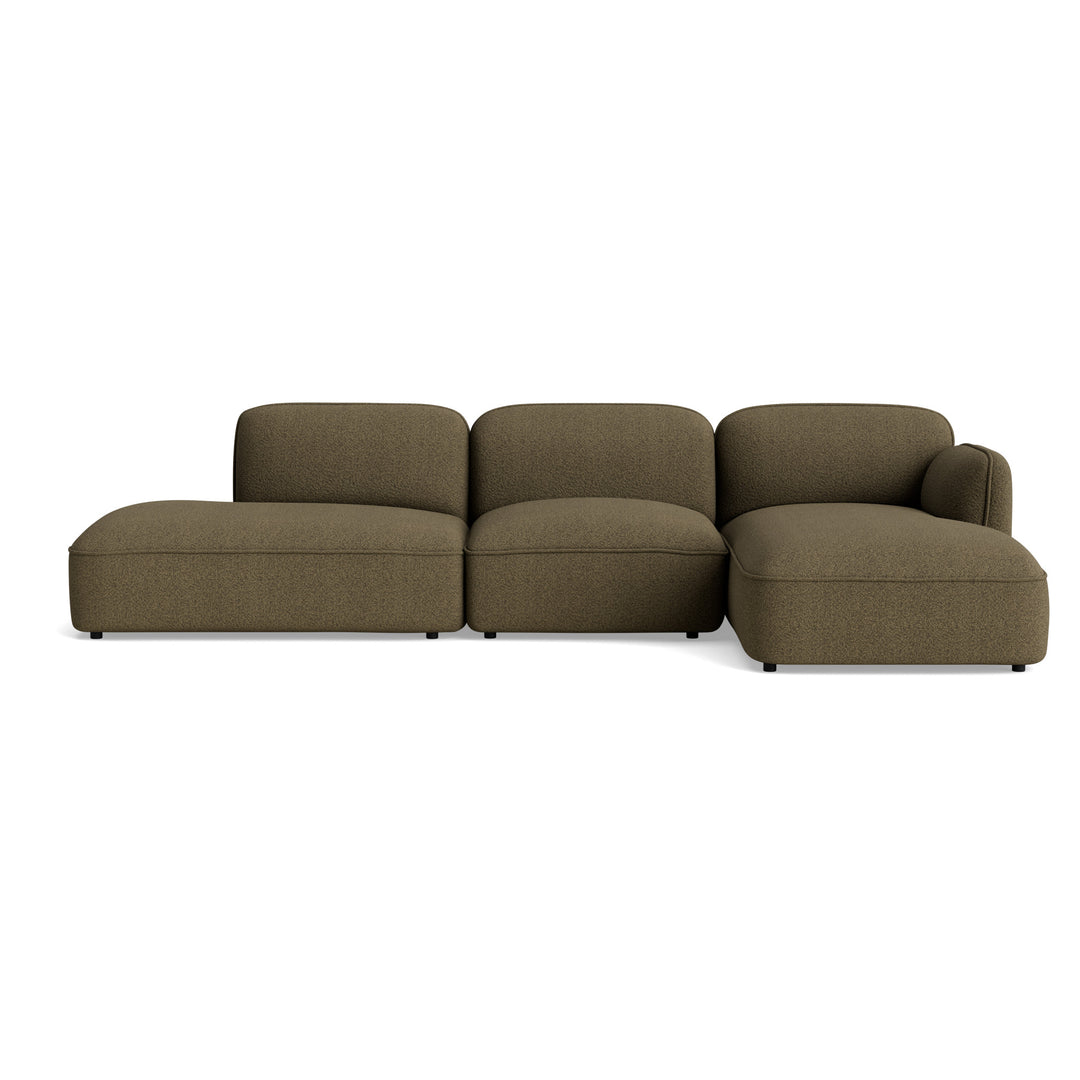 Ease sofa med Chaiselong og Open end i mørkegrønne boucle 500 stof 