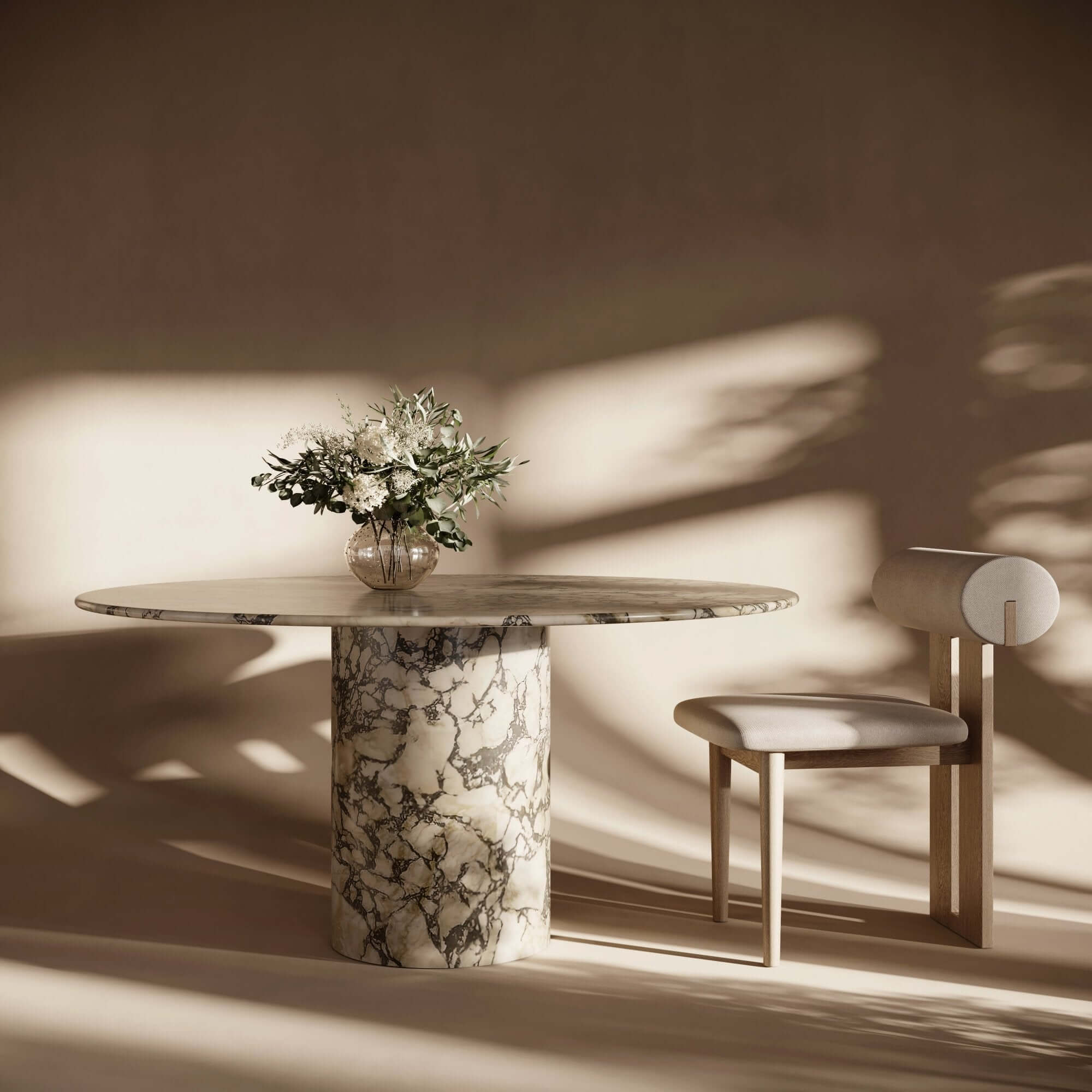 Smuk marmor spisebord med blomst i vase og minimalistisk stol, produceret i Europa.