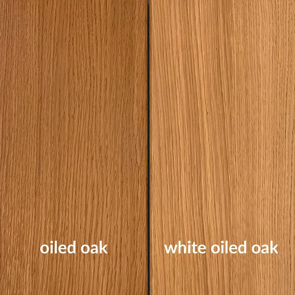 Oiled oak og white oiled oak planker, der viser forskellen mellem de to teksturer og farver.